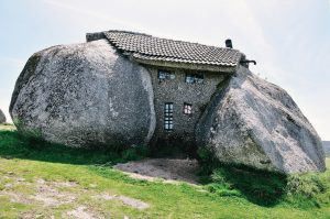 Stone House (Casa do Penedo)